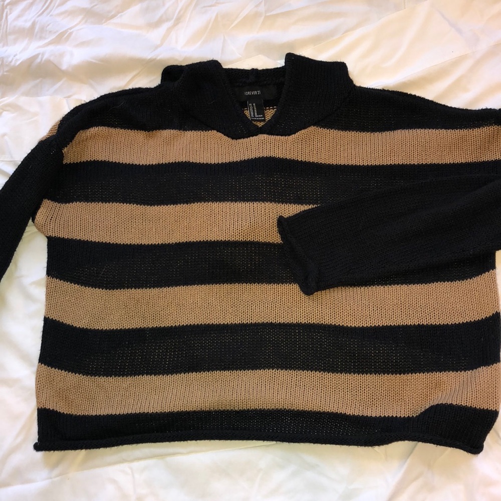 Crop, stripes sweater. Black and Tan